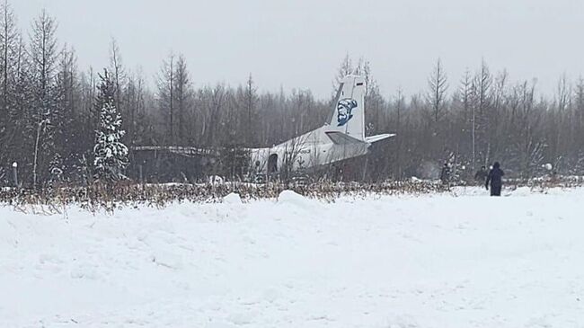 Пассажирский самолет Ан-24 выкатился за пределы взлетно-посадочной полосы в селе Нелькан Хабаровского края