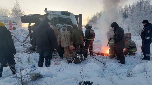 Сотрудники МЧС России на месте ДТП на трассе Колыма в Магаданской области