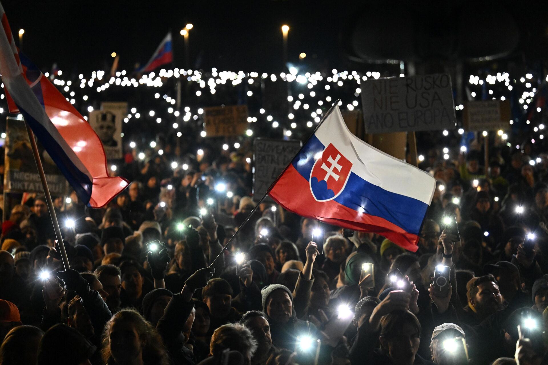 Участники акции протеста против политики премьер-министра Роберта Фицо в Братиславе, Словакия - РИА Новости, 1920, 30.01.2025
