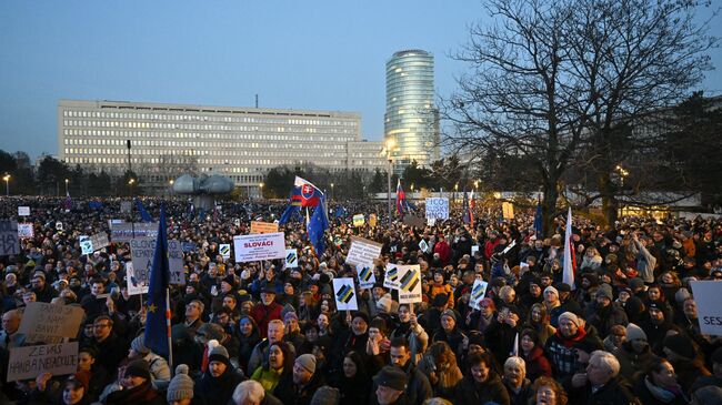 Участники акции протеста против политики премьер-министра Роберта Фицо в Братиславе, Словакия