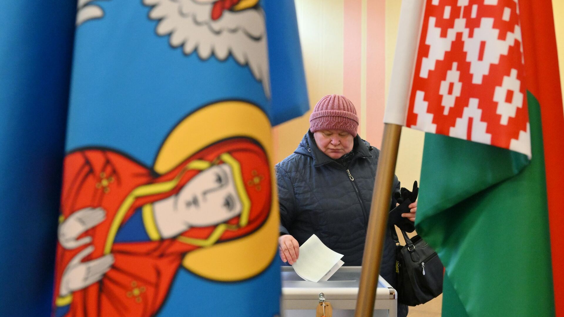 Голосование на выборах президента Белоруссии на избирательном участке в Минске - РИА Новости, 1920, 26.01.2025