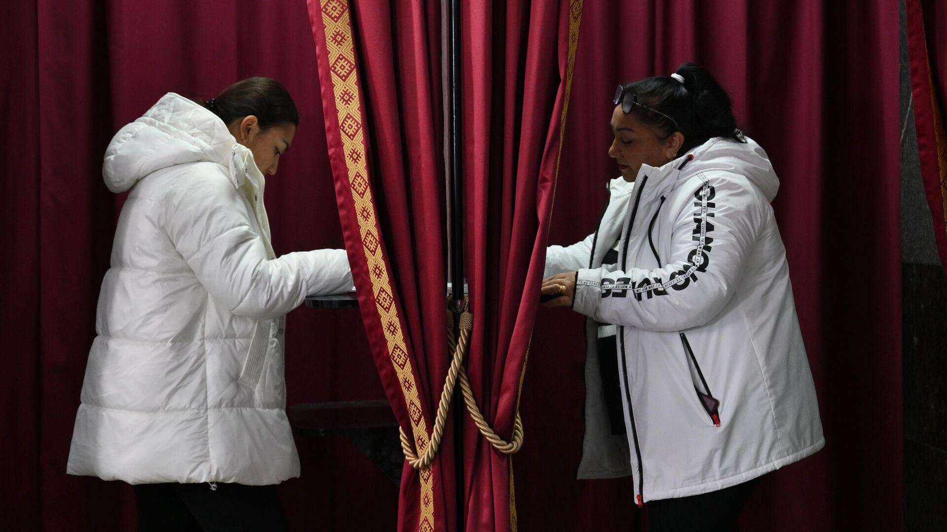 Голосование на выборах президента Белоруссии на избирательном участке в Минске - РИА Новости, 1920, 26.01.2025