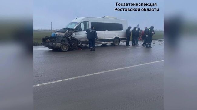 На месте ДТП с легковыми автомобилями и микроавтобусом в Ростовской области