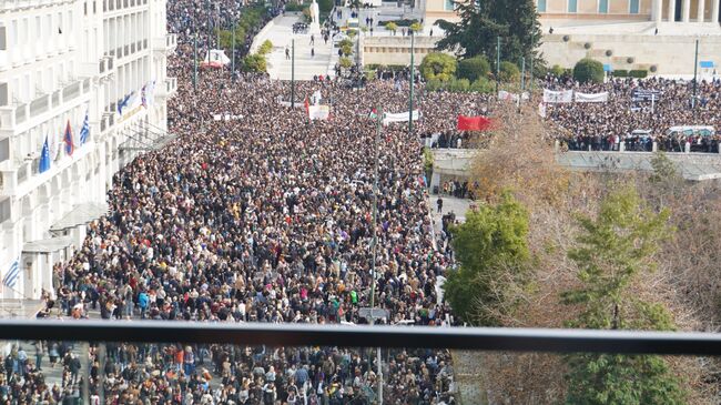 Митинг родственников жертв железнодорожной катастрофы в Темпи, требующих полного расследования причин трагедии, у парламента Греции в центре Афин