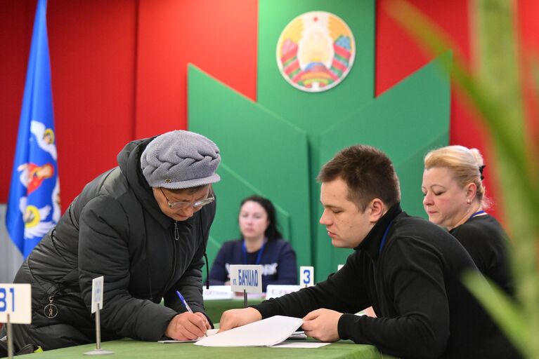 Голосование на выборах президента Белоруссии на избирательном участке №40 в Минске Голосование на выборах президента Белоруссии на избирательном участке №40 в Минске