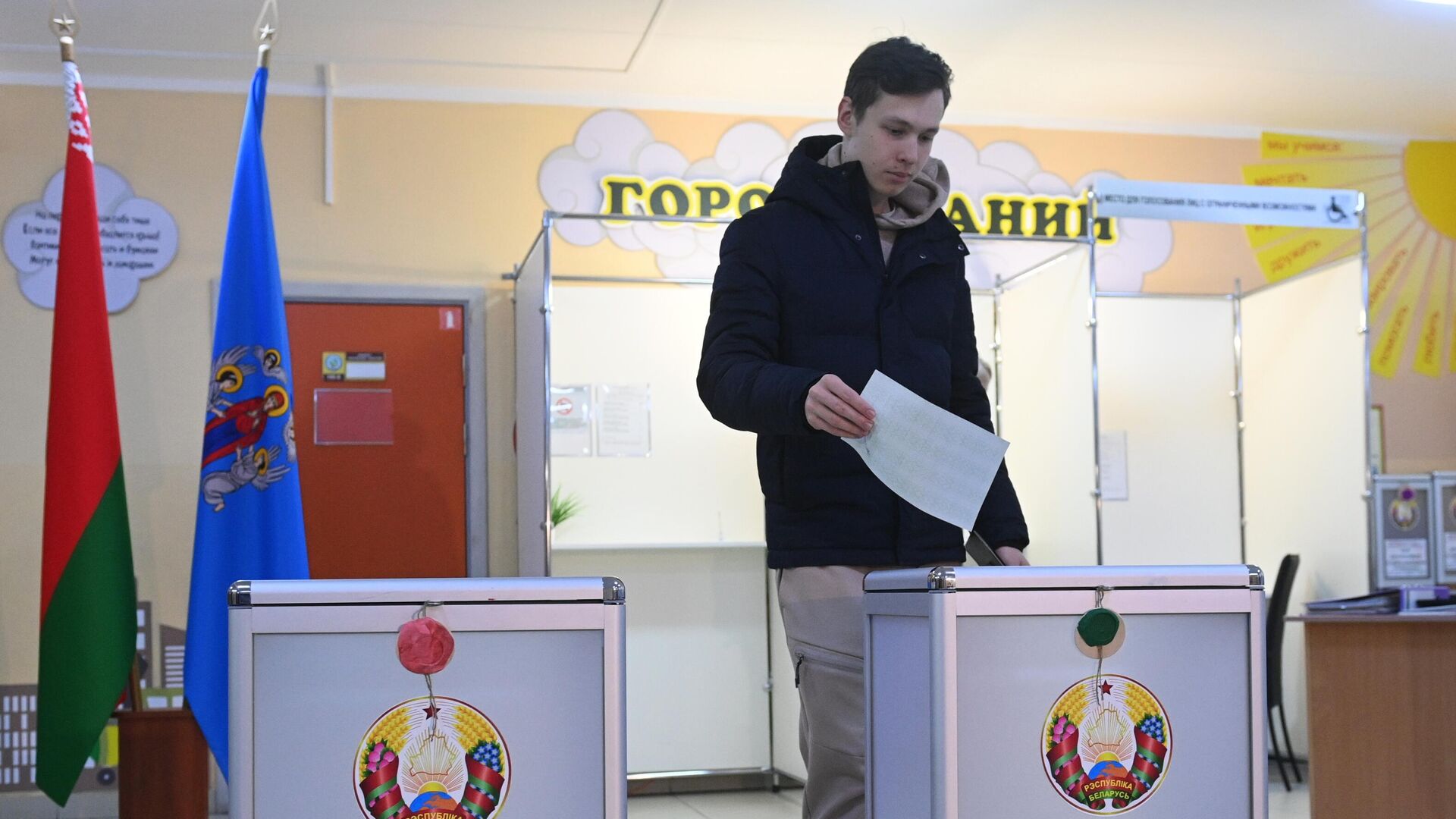 Голосование на выборах президента Белоруссии на избирательном участке в Минске - РИА Новости, 1920, 27.01.2025