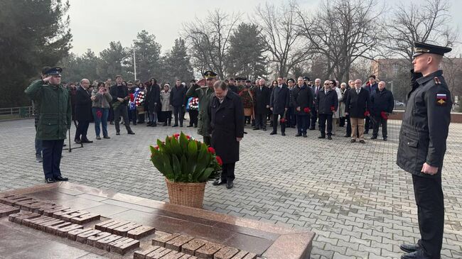 Церемония возложения цветов к Вечному огню на территории мемориального комплекса Братские могилы в Ташкенте 