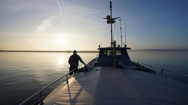 Морской пехотинец стоит на палубе катера в Балтийском море