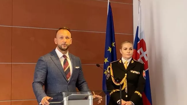 Глава МВД Словакии Матуш Шутай-Эшток представляет главу полиции Яну Машкарову