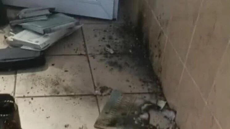 Последствия самовоспламенения пауэрбанка в вещах ученика в школе в Перми - РИА Новости, 1920, 27.01.2025