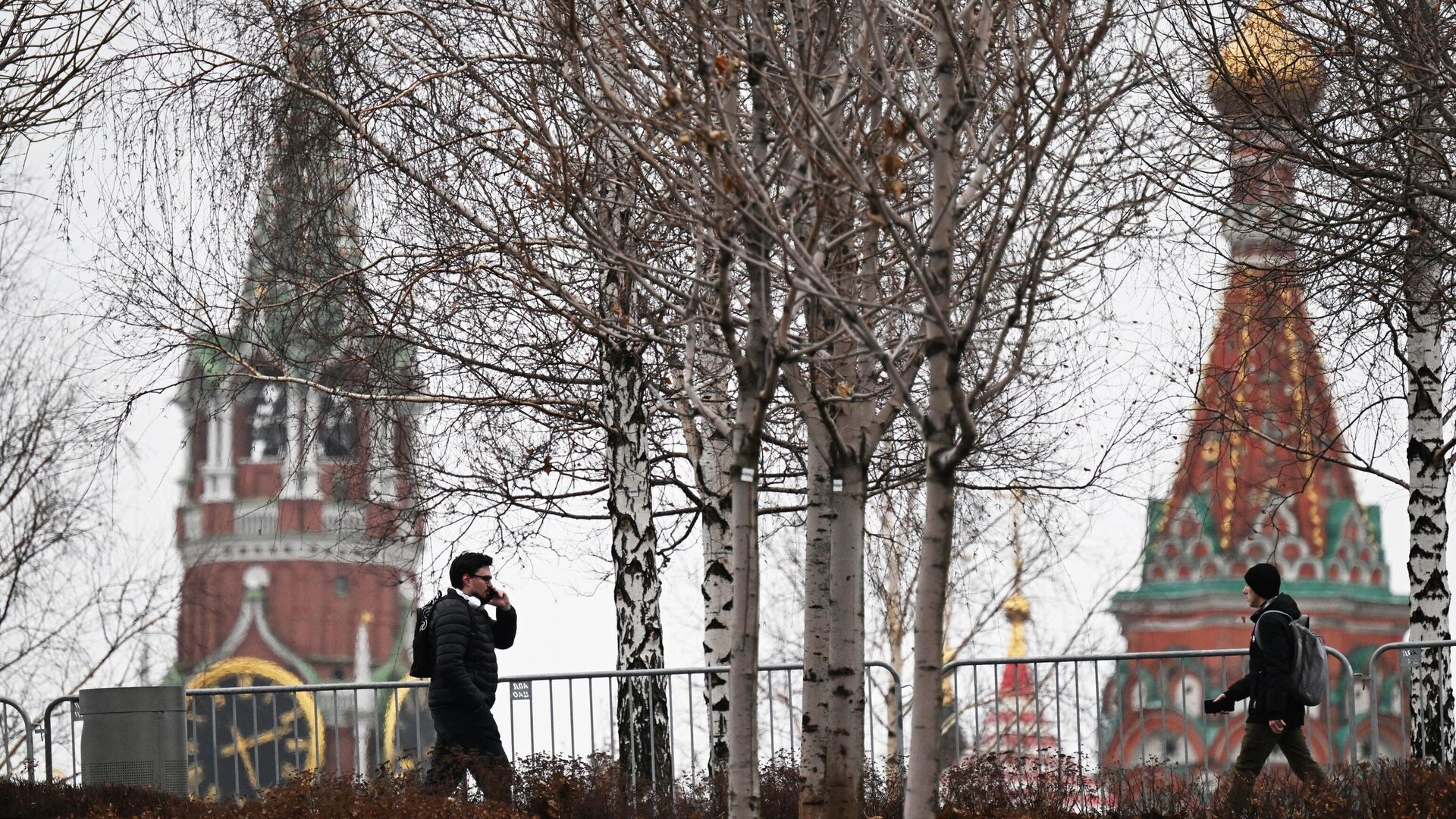 Прохожие в парке Зарядье в Москве - РИА Новости, 1920, 28.01.2025