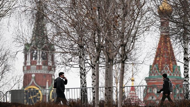 Прохожие в парке Зарядье в Москве