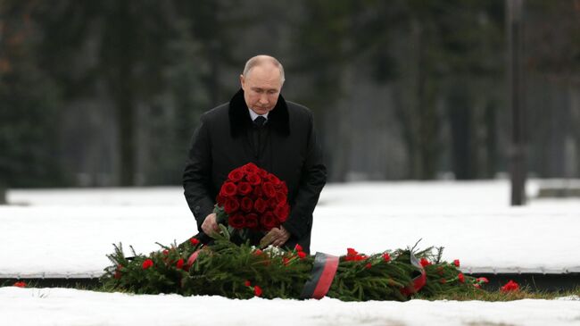 Президент РФ Владимир Путин на церемонии возложения цветов в день 81-й годовщины полного освобождения Ленинграда от фашистской блокады в годы Великой Отечественной войны на Пискарёвском мемориальном кладбище