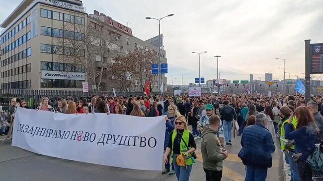 Участники протестов в Сербии блокировали крупнейшую транспортную развязку в Белграде