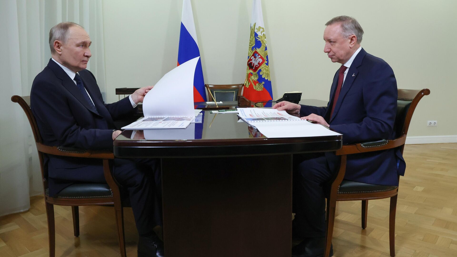 Президент РФ Владимир Путин и губернатор Санкт-Петербурга Александр Беглов во время встречи. 27 января 2025 - РИА Новости, 1920, 27.01.2025