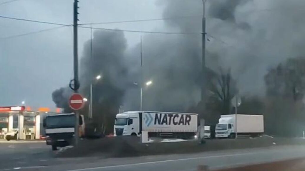 В Подмосковье загорелось здание мебельного предприятия