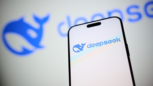 Логотип приложения DeepSeek на экране смартфона