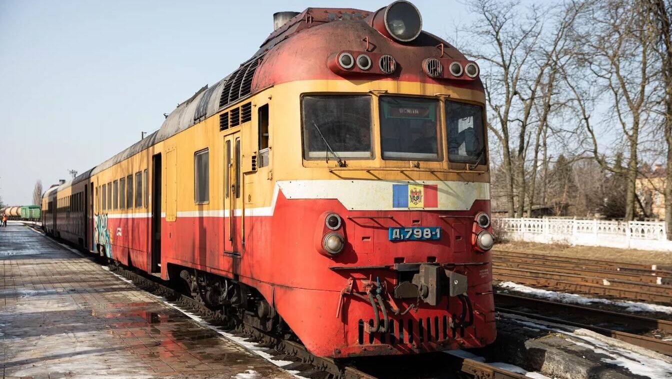 Поезд на железнодорожных путях в Молдавии Поезд на железнодорожных путях в Молдавии - РИА Новости, 1920, 28.01.2025