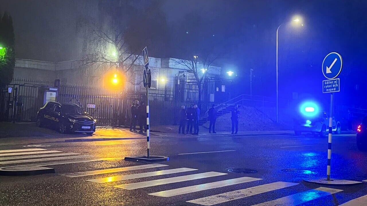 Место происшествия, где неизвестный мужчина пытался на автомобиле въехать на территорию посольства России в Стокгольме Место происшествия, где неизвестный мужчина пытался на автомобиле въехать на территорию посольства России в Стокгольме - РИА Новости, 1920, 28.01.2025