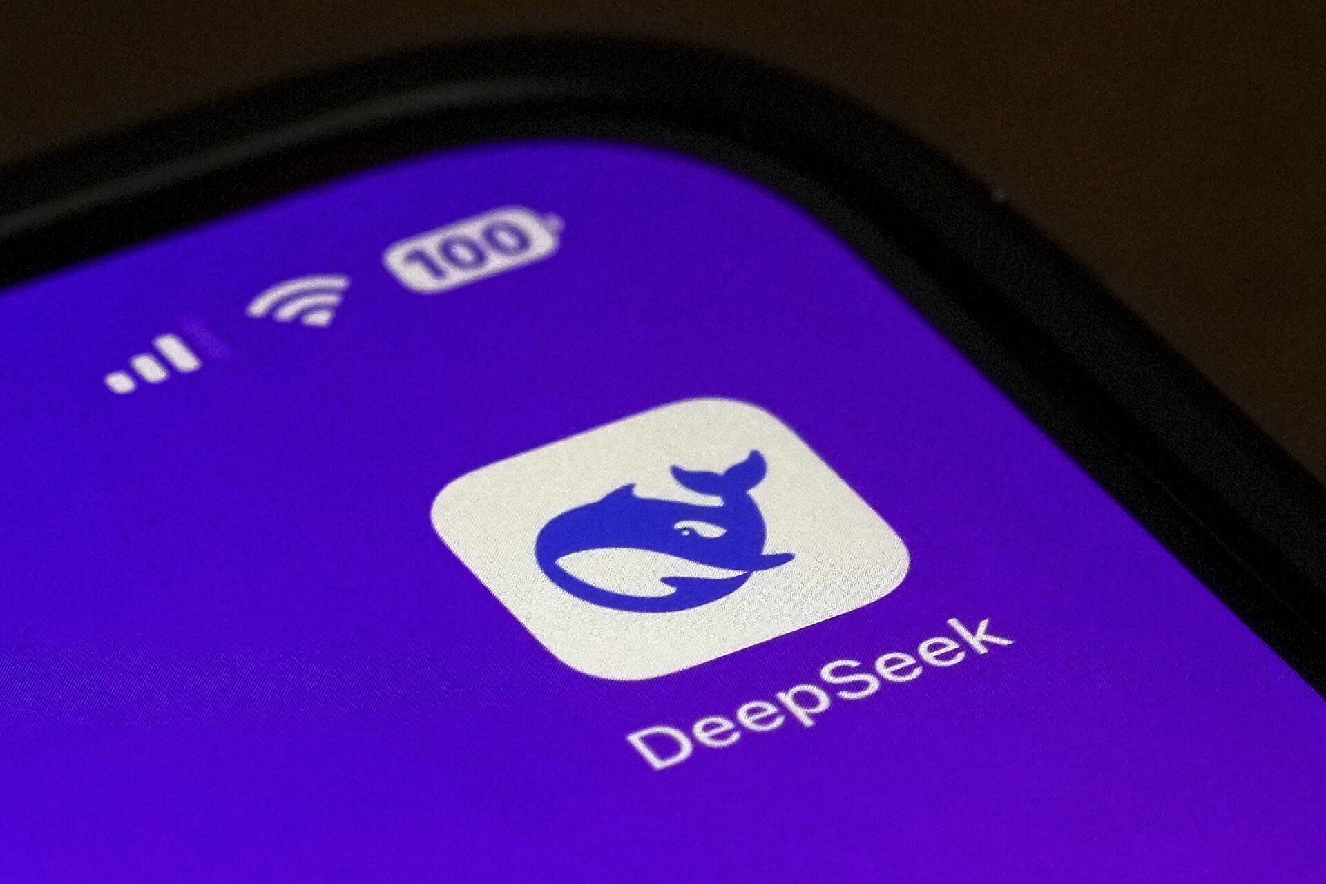 Логотип приложения DeepSeek на экране смартфона - РИА Новости, 1920, 30.01.2025