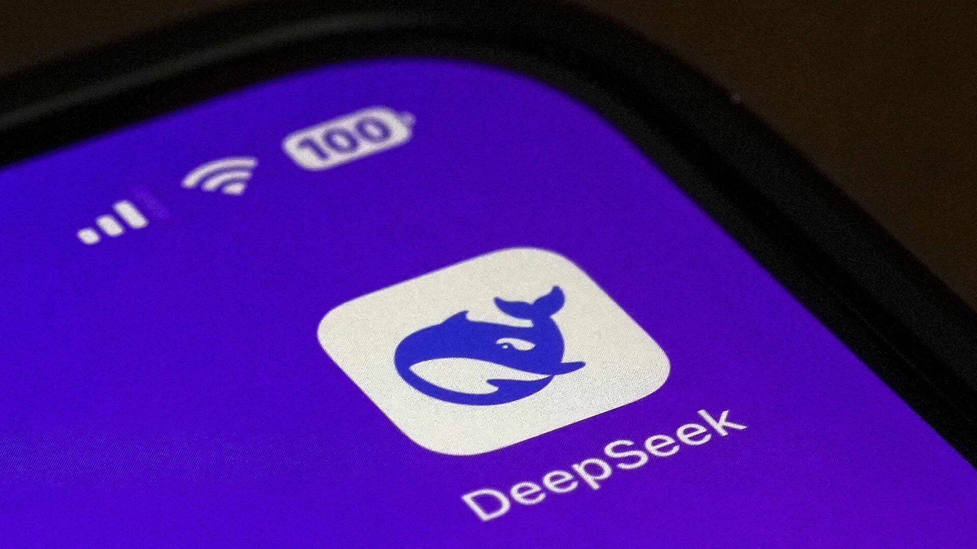 Логотип приложения DeepSeek на экране смартфона - РИА Новости, 1920, 28.01.2025