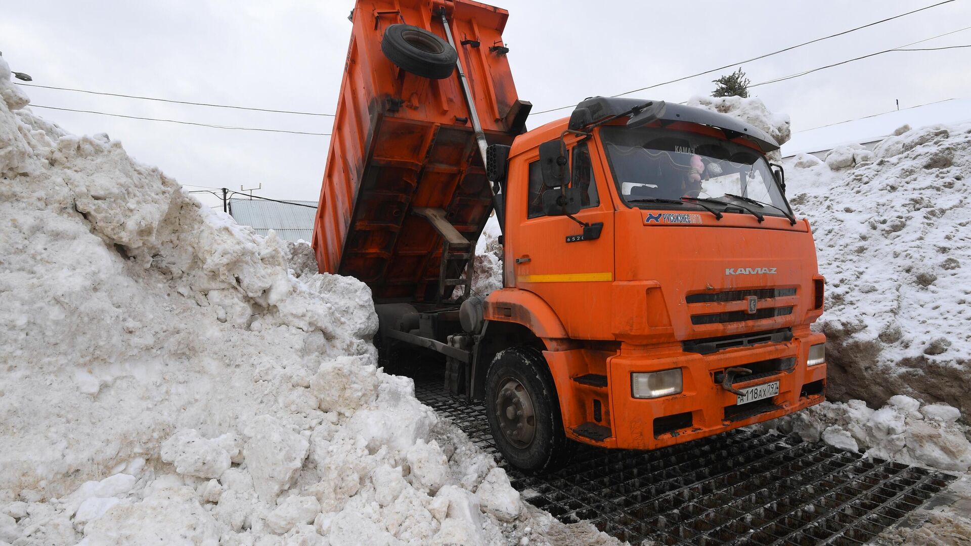 Разгрузка автомобиля со снегом в снегосплавном пункте - РИА Новости, 1920, 15.11.2025