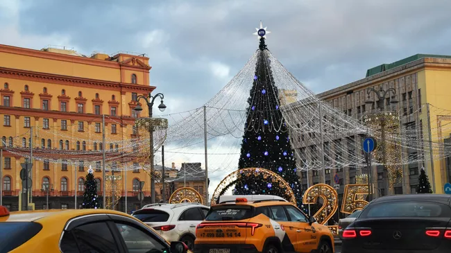 Движение транспорта в центре Москвы.