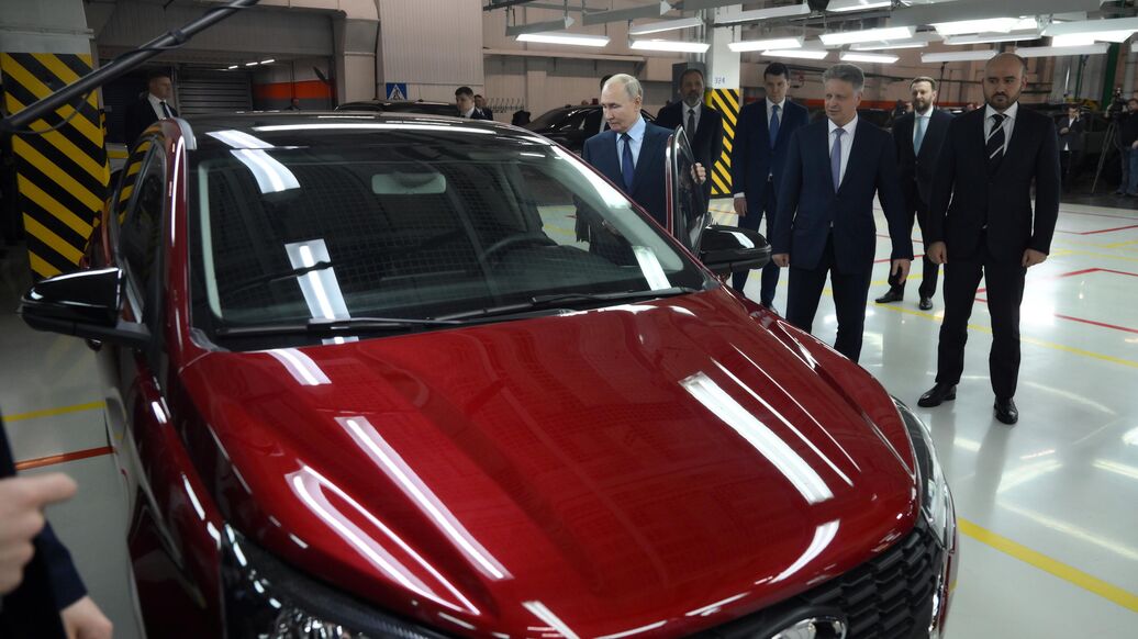 © РИА Новости / Григорий СысоевПерейти в медиабанк<br>Президент Россси Владимир Путин во время осмотра предсерийного автомобиля 