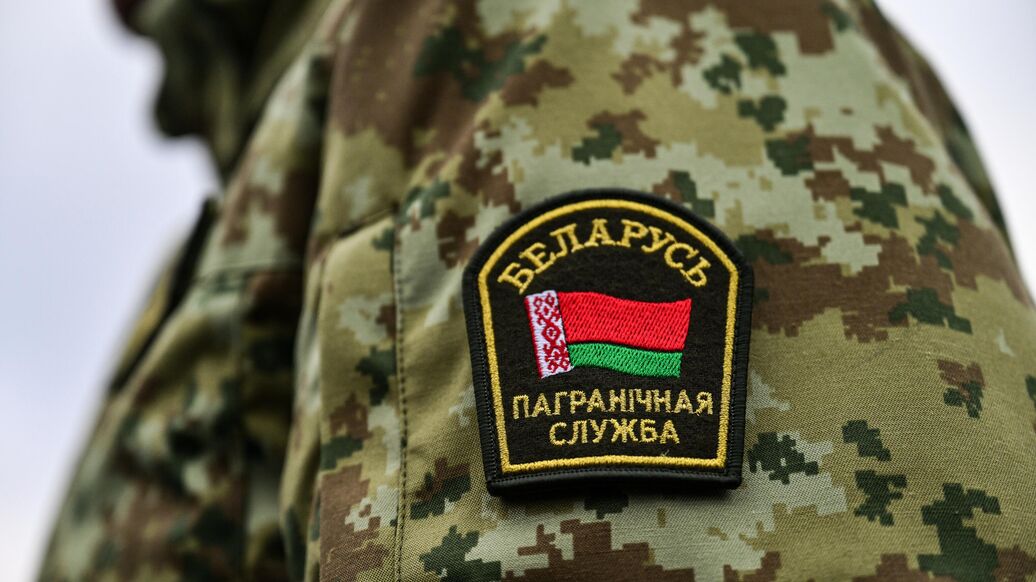 © РИА Новости / Кристина КормилицынаПерейти в медиабанк<br>Шеврон пограничника на границе Белоруссии и Украины. Архивное фото