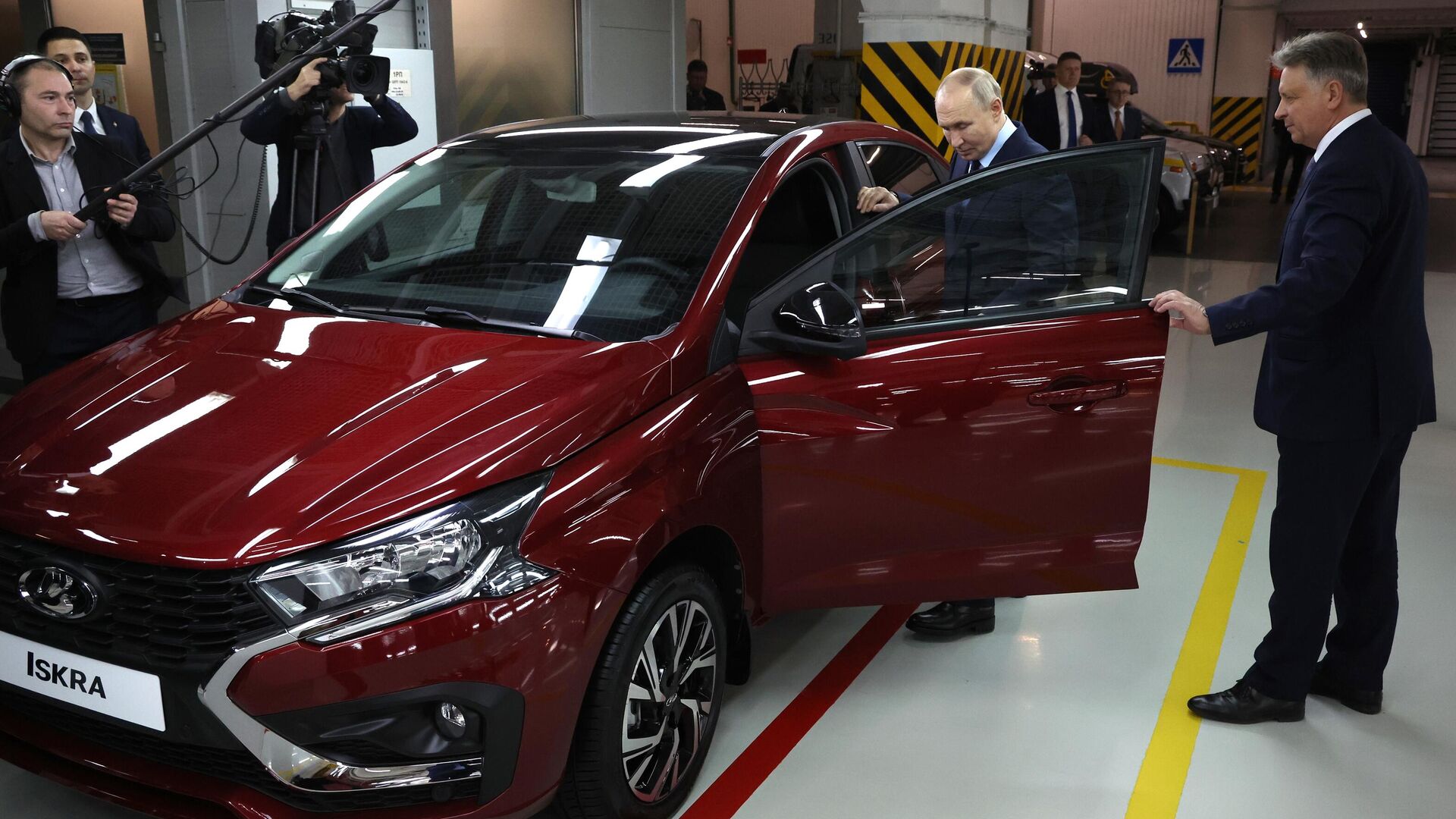 Президент Владимир Путин во время осмотра предсерийного автомобиля Лада Искра в ходе посещения завода АвтоВАЗ Президент Владимир Путин во время осмотра предсерийного автомобиля Лада Искра в ходе посещения завода АвтоВАЗ - РИА Новости, 1920, 28.01.2025