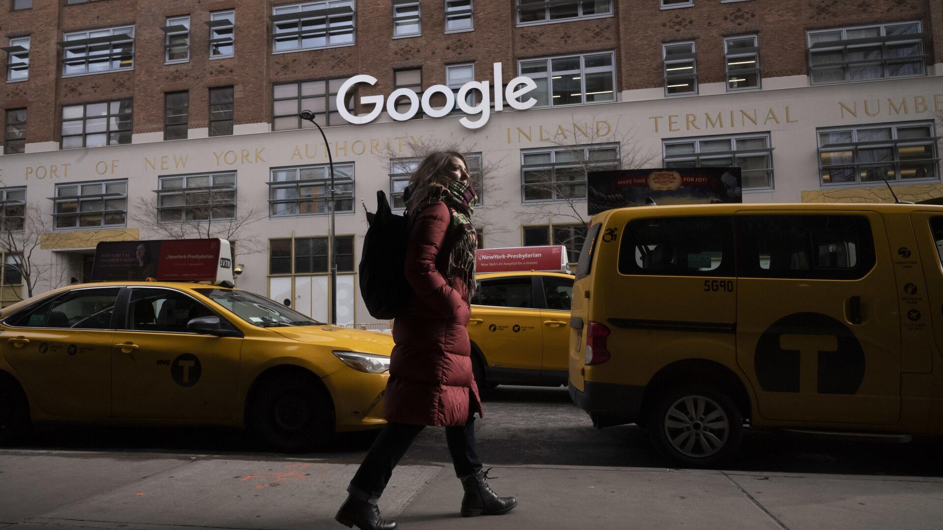 Женщина проходит мимо офиса Google в Нью-Йорке, США - РИА Новости, 1920, 16.12.2025