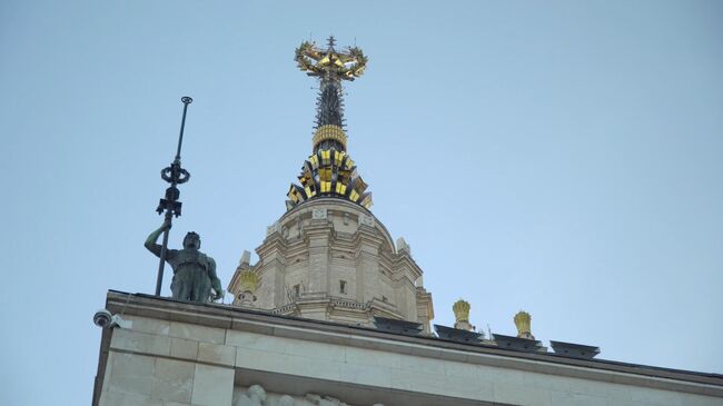 Шпиль главного здания МГУ в Москве