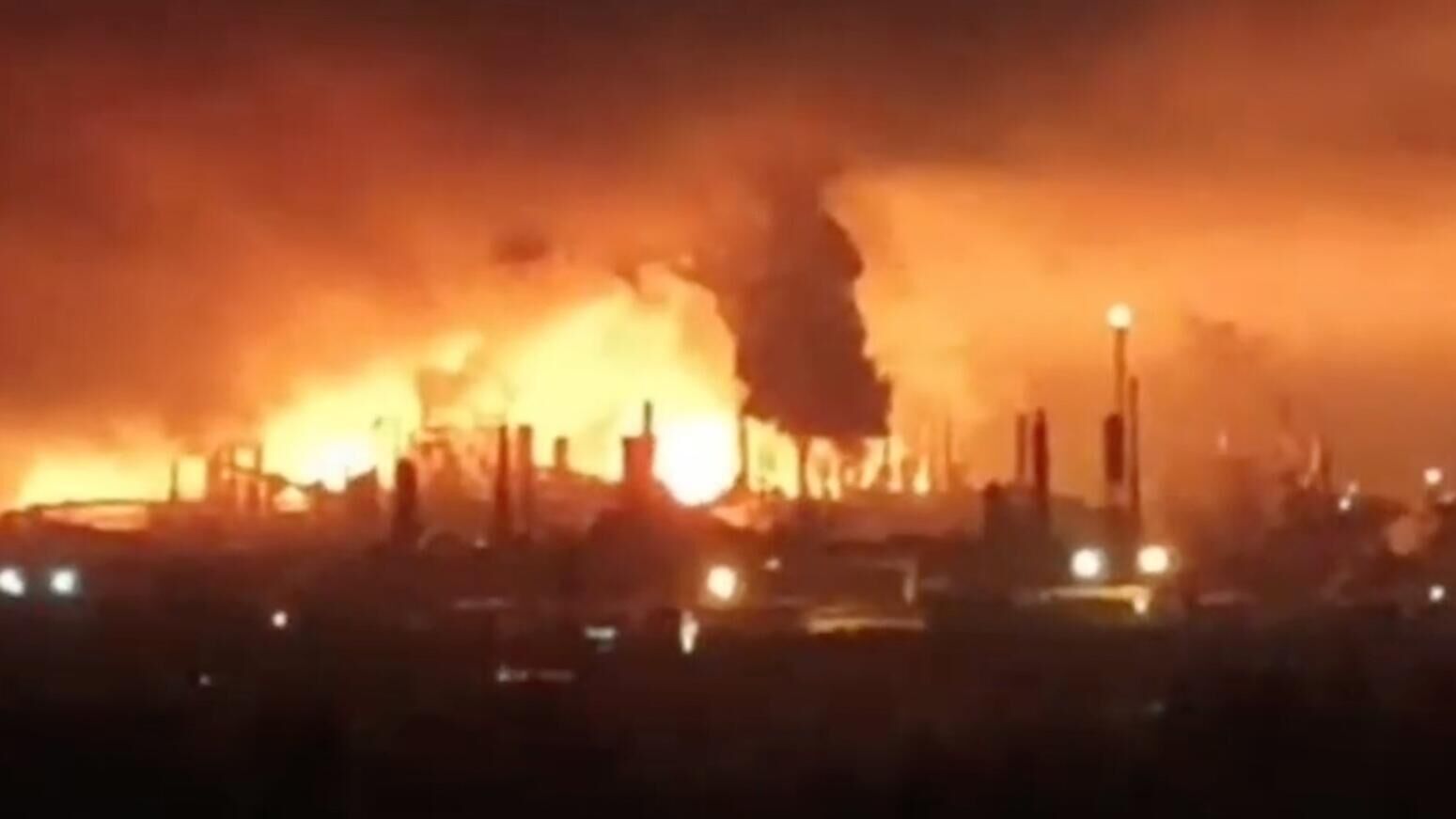 Пожар на территории нефтехимического завода Сибур-Кстово в Нижегородской области. Кадр видео очевидца - РИА Новости, 1920, 31.01.2025