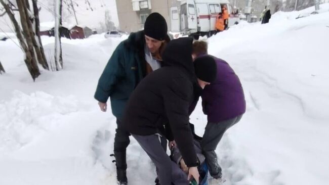 Пенсионерку тащат по снегу до машины скорой помощи в Гремячинске Пермского края