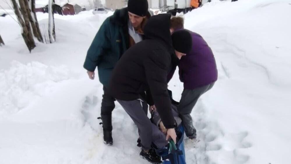 Пенсионерку тащат по снегу до машины скорой помощи в Гремячинске Пермского края - РИА Новости, 1920, 29.01.2025