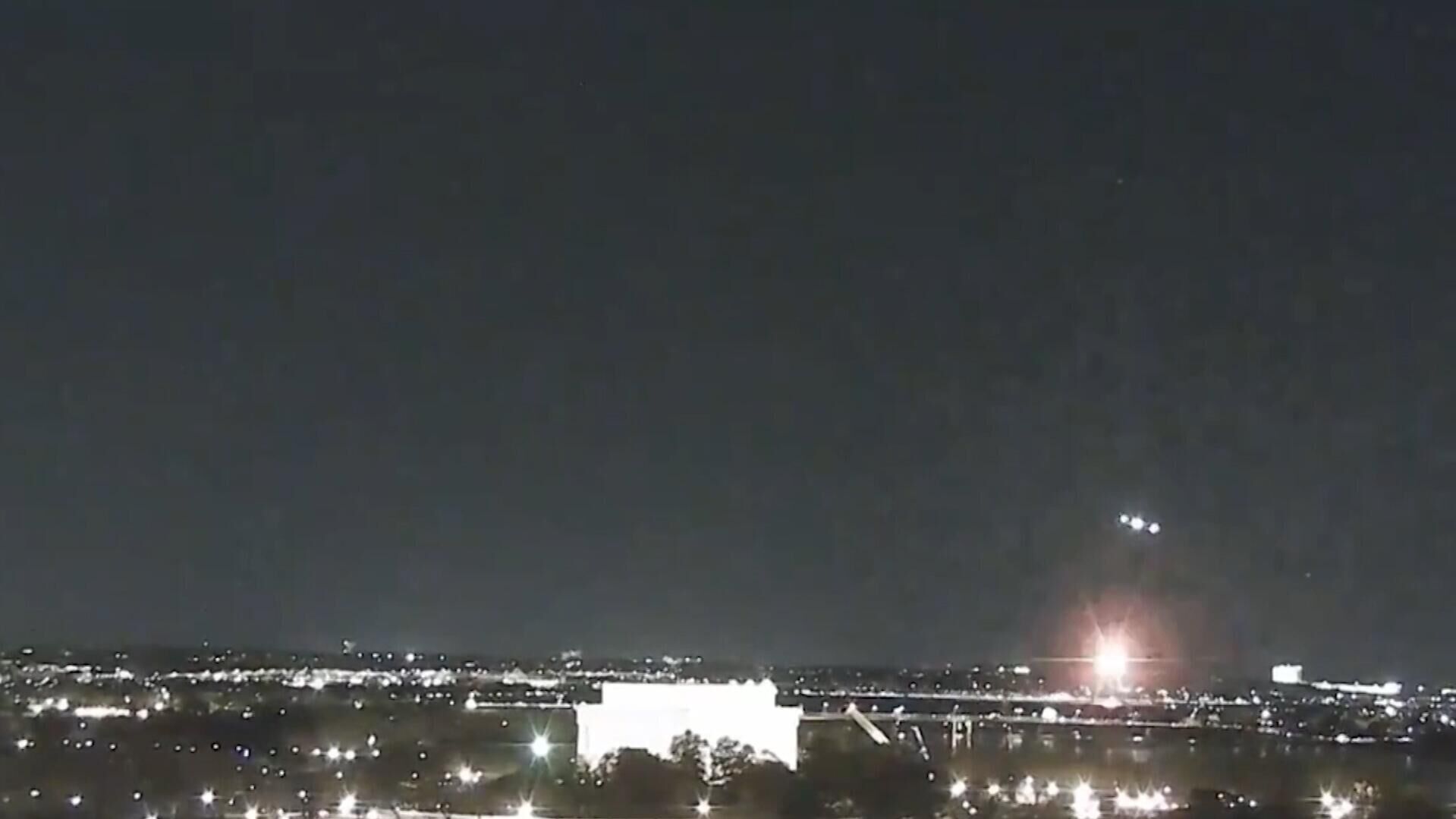 Момент столкновения вертолета и самолета в Вашингтоне - РИА Новости, 1920, 30.01.2025