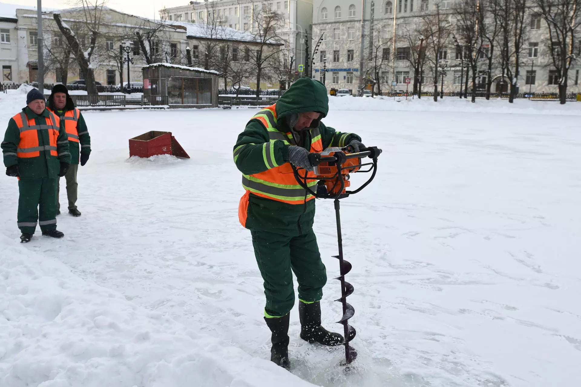 Работник ГУП Мосводосток пробуривает лунку для аэрации водоема на Чистых прудах Работник ГУП Мосводосток пробуривает лунку для аэрации водоема на Чистых прудах - РИА Новости, 1920, 30.01.2025