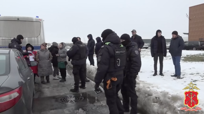 Полиция Санкт-Петербурга во время масштабного рейд по выявлению нелегальных мигрантов