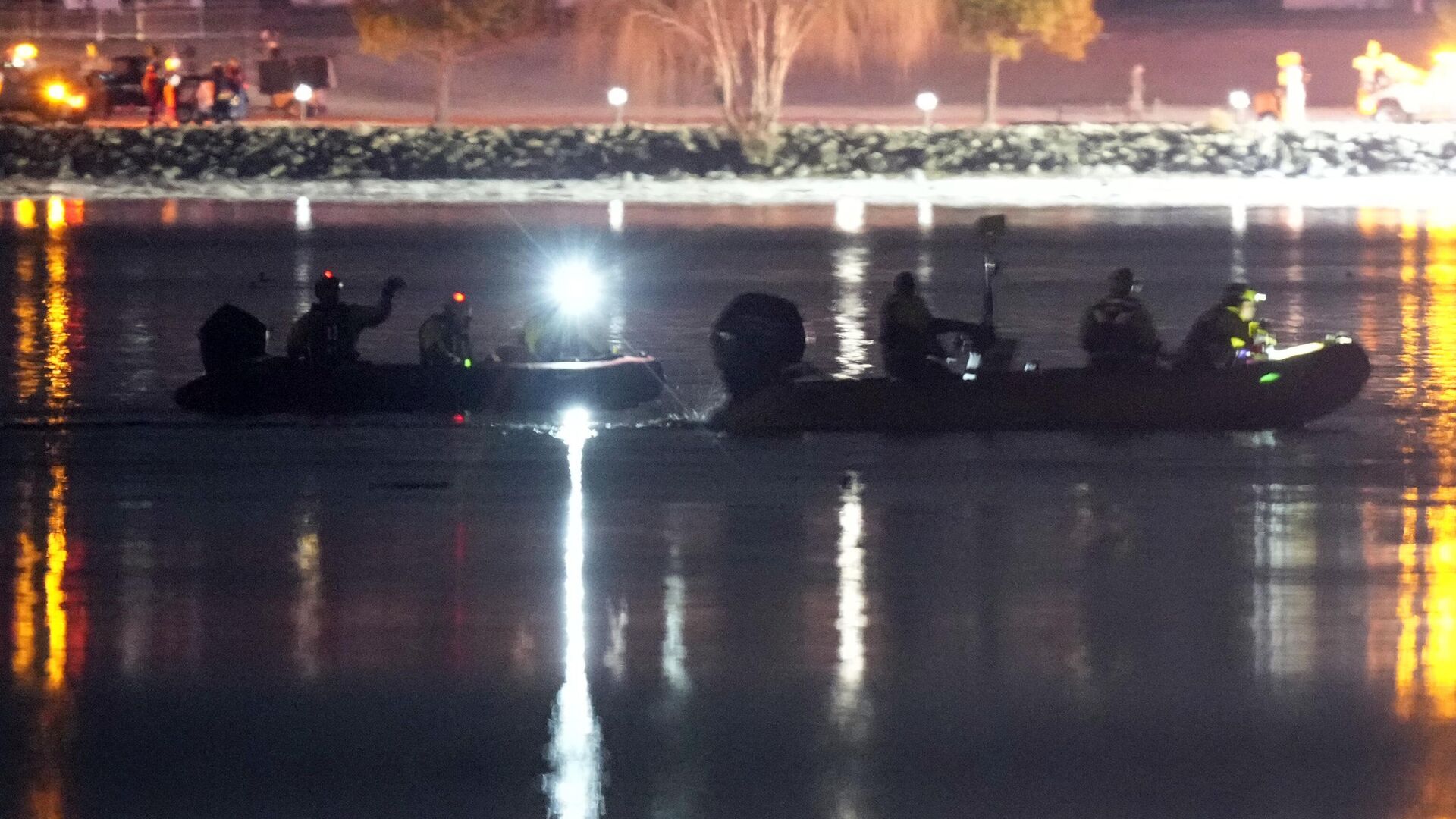 Поисково-спасательная операция на месте столкновения пассажирского самолета Bombardier CRJ-700 военным вертолетом Black Hawk под Вашингтоном, США - РИА Новости, 1920, 30.01.2025