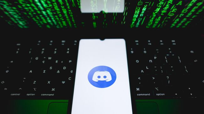 Логотип мессенджера Discord на экране смартфона