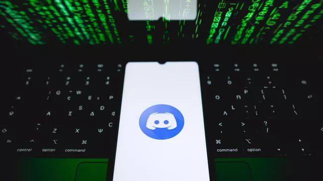 Логотип мессенджера Discord на экране смартфона