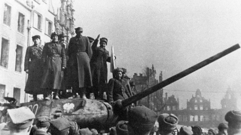 Советские и польские воины на митинге, посвященном освобождению города Данцига (Гданьска) Советские и польские воины на митинге, посвященном освобождению города Данцига (Гданьска)