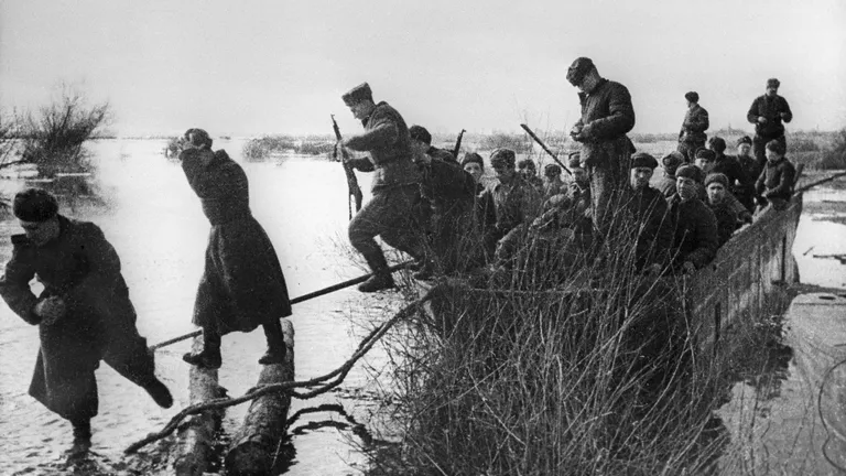 Бойцы 1-го Белорусского фронта форсируют реку Одер во время Восточно-Померанской наступательной операции Бойцы 1-го Белорусского фронта форсируют реку Одер во время Восточно-Померанской наступательной операции