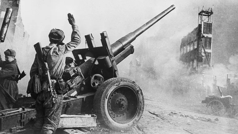 Советские артиллеристы ведут огонь из 122-мм гаубицы А-19 на улице Данцига (ныне Гданьск) Советские артиллеристы ведут огонь из 122-мм гаубицы А-19 на улице Данцига (ныне Гданьск)