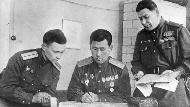 Адъютант генерала Леонид Юсупов, командир 37-й гвардейской стрелковой дивизии 18-го стрелкового корпуса 65-й армии 2-го Белорусского фронта генерал-майор Сабир Рахимов и командующий артиллерией полковник Семен Анисимович Руденко разрабатывают план операции на подходах к городу Грудзендзу (Грауденц) Адъютант генерала Леонид Юсупов, командир 37-й гвардейской стрелковой дивизии 18-го стрелкового корпуса 65-й армии 2-го Белорусского фронта генерал-майор Сабир Рахимов и командующий артиллерией полковник Семен Анисимович Руденко разрабатывают план операции на подходах к городу Грудзендзу (Грауденц)