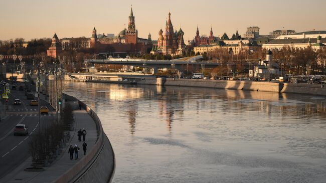 Вид на Московский Кремль и Покровский собор (храм Василия Блаженного) от Большого Устьинского моста