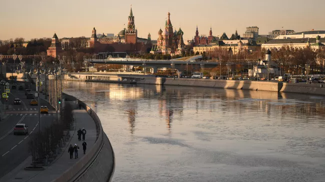 Вид на Московский Кремль и Покровский собор (храм Василия Блаженного) от Большого Устьинского моста