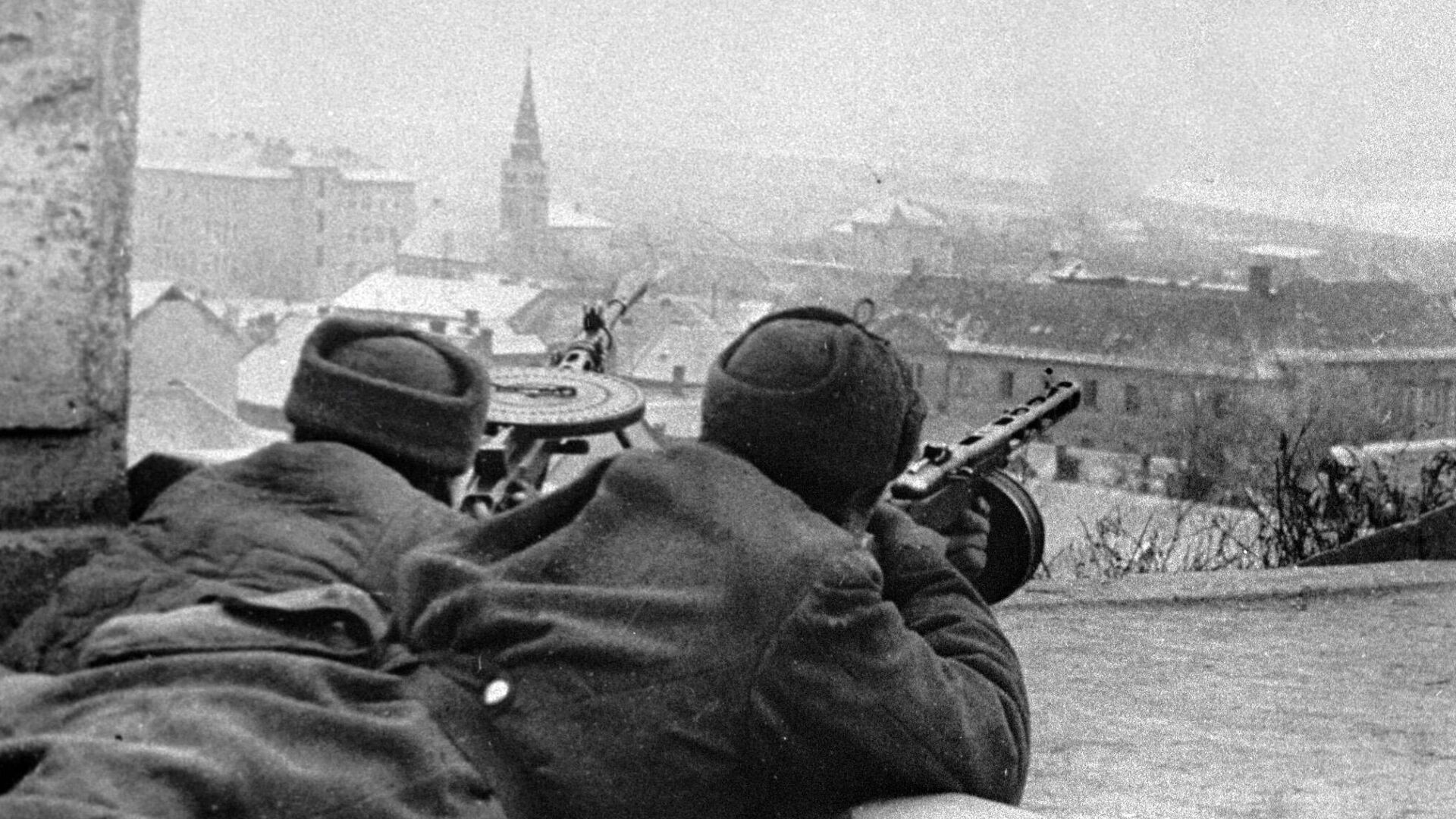 Великая Отечественная война. Освобождение Венгрии от немецко-фашистских захватчиков. Бойцы стрелковой части ведут бой на улицах Будапешта Великая Отечественная война. Освобождение Венгрии от немецко-фашистских захватчиков. Бойцы стрелковой части ведут бой на улицах Будапешта - РИА Новости, 1920, 13.02.2025