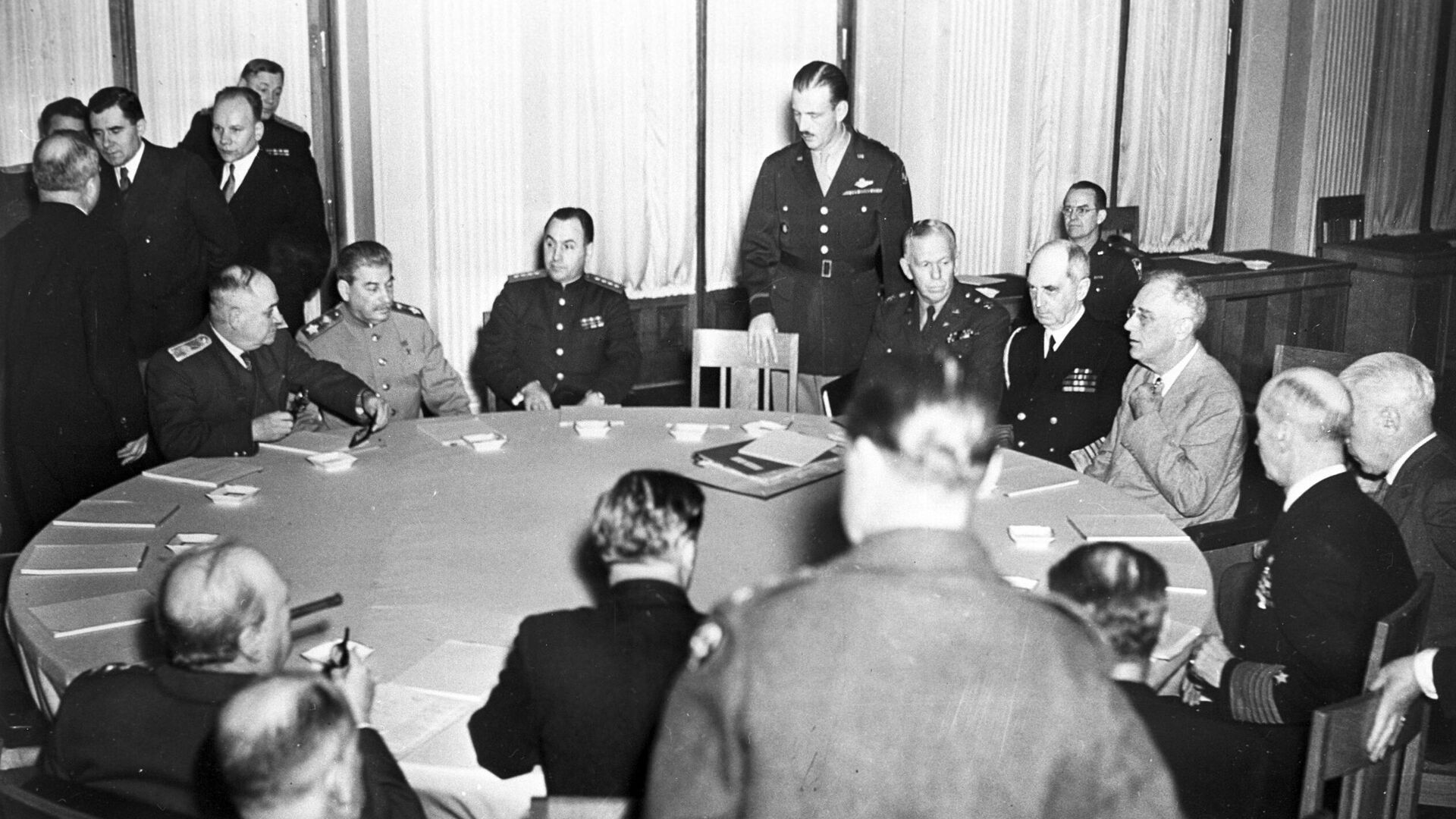  Ялтинская (Крымская) конференция союзных держав (4 - 11 февраля 1945)  - РИА Новости, 1920, 04.02.2025