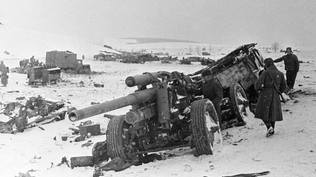 Корсунь-Шевченковская наступательная операция войск 1-го и 2-го Украинских фронтов. Поле боя в районе деревни Шандеровка. Бойцы Красной армии осматривают разбитую фашистскую военную технику